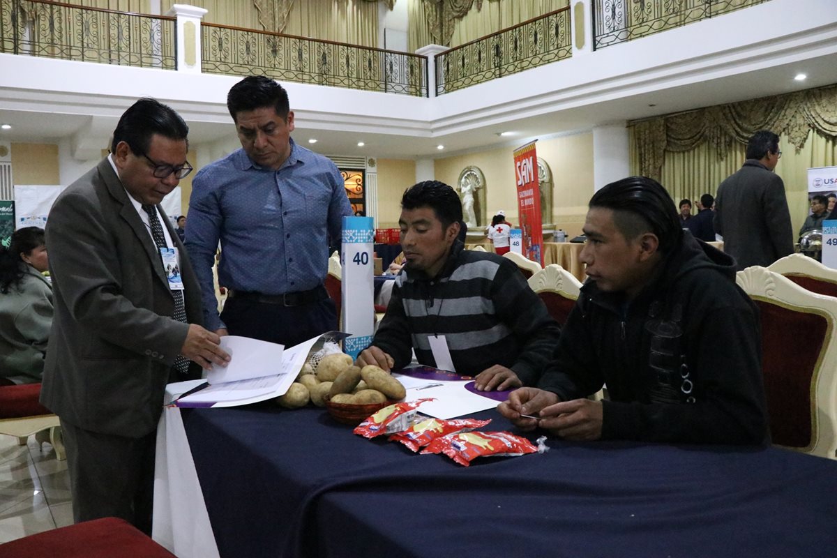 Productores de papa y un empresario mexicano conversan sobre el producto y cómo podrían comerzar a exportarlo a México. (Foto Prensa Libre: María José Longo)