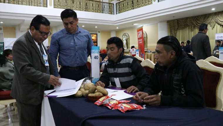 Productores de papa y un empresario mexicano conversan sobre el producto y cómo podrían comerzar a exportarlo a México. (Foto Prensa Libre: María José Longo)