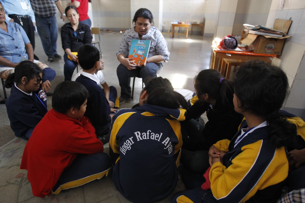 Menores con capacidades diferentes reciben taller de lectura en la Escuela de Educación Especial que funciona en el Hogar Rafael Ayau. (Foto Prensa Libre: Paulo Raquec).