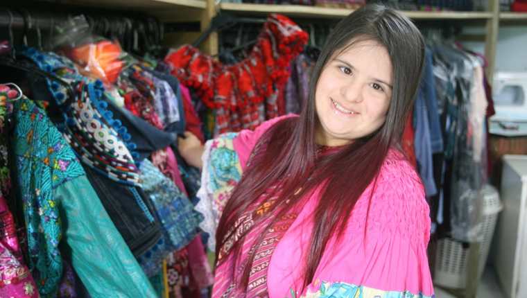 La joven guatemalteca Isabella Springmuhl es la primera diseñadora con síndrome de Down en el mundo. (Foto Prensa Libre, Brenda Martínez)