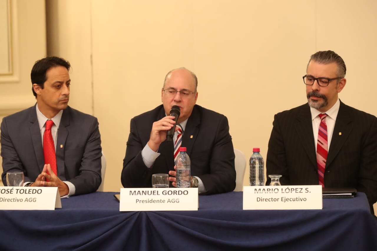 José Toledo, Manuel Gordo y Mario López Salguero integrantes de la junta directiva de la Asociación de Gerentes de Guatemala dan a conocer detalles de los foros que organizarán. (Foto Prensa Libre: Esbin García)