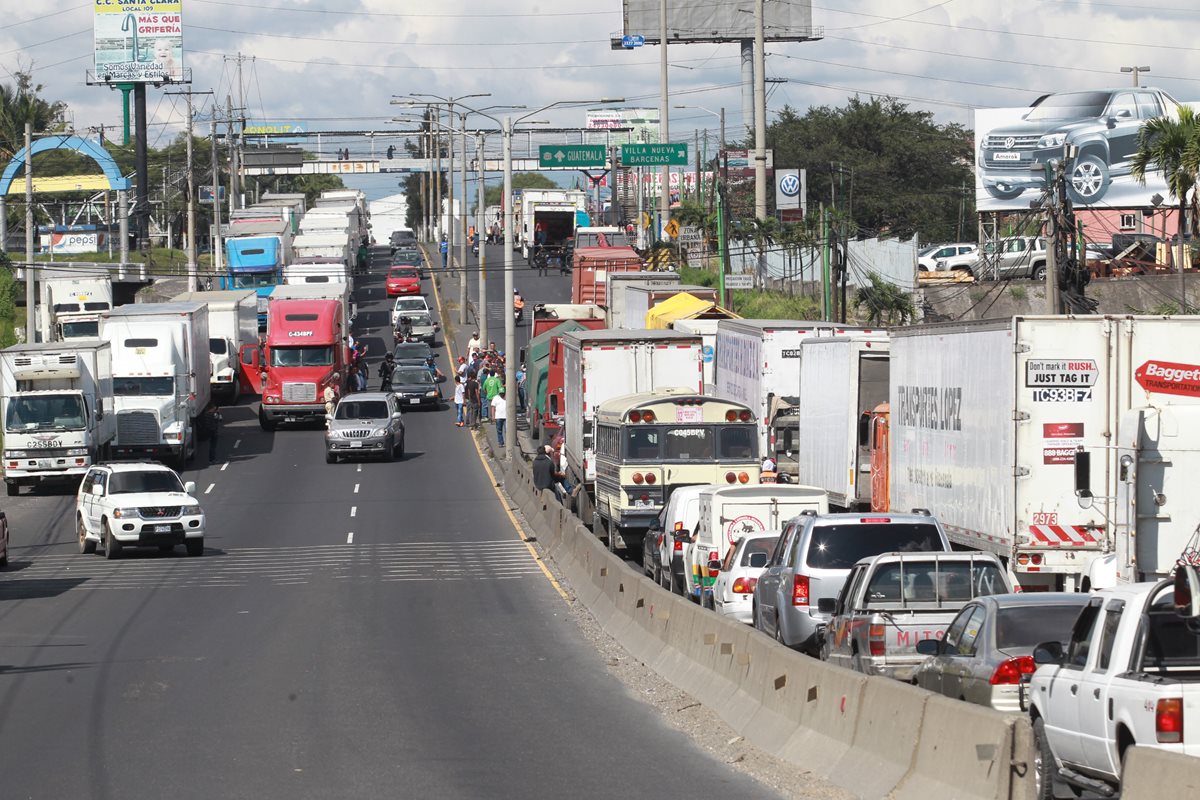 En el 2016, pilotos pararon labores en rechazo al cambio de horario para circular en la ciudad. (Foto Prensa Libre: Hemeroteca PL)