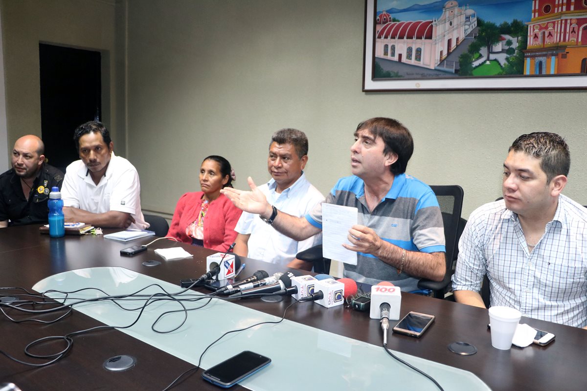 Julio Díaz, representante de la sociedad civil en el Codede, sostiene la carta que muestra el supuesto respaldo que le habrían ofrecido a la gobernadora Claudia Ávila. (Foto Prensa Libre: Carlos Ventura)