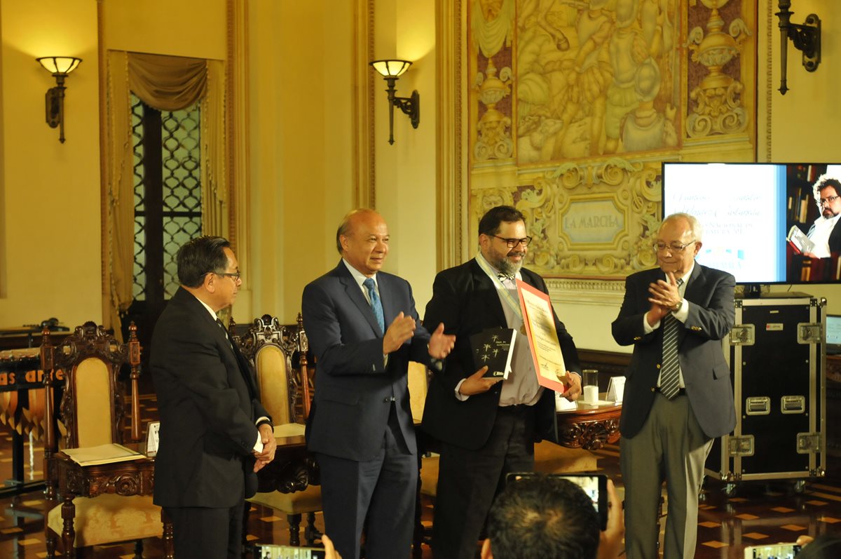 Francisco Méndez recibe el Premio Nacional de Literatura, en una ceremonia celebrada en el Palacio Nacional de la Cultura. (Foto: Brenda Martínez)