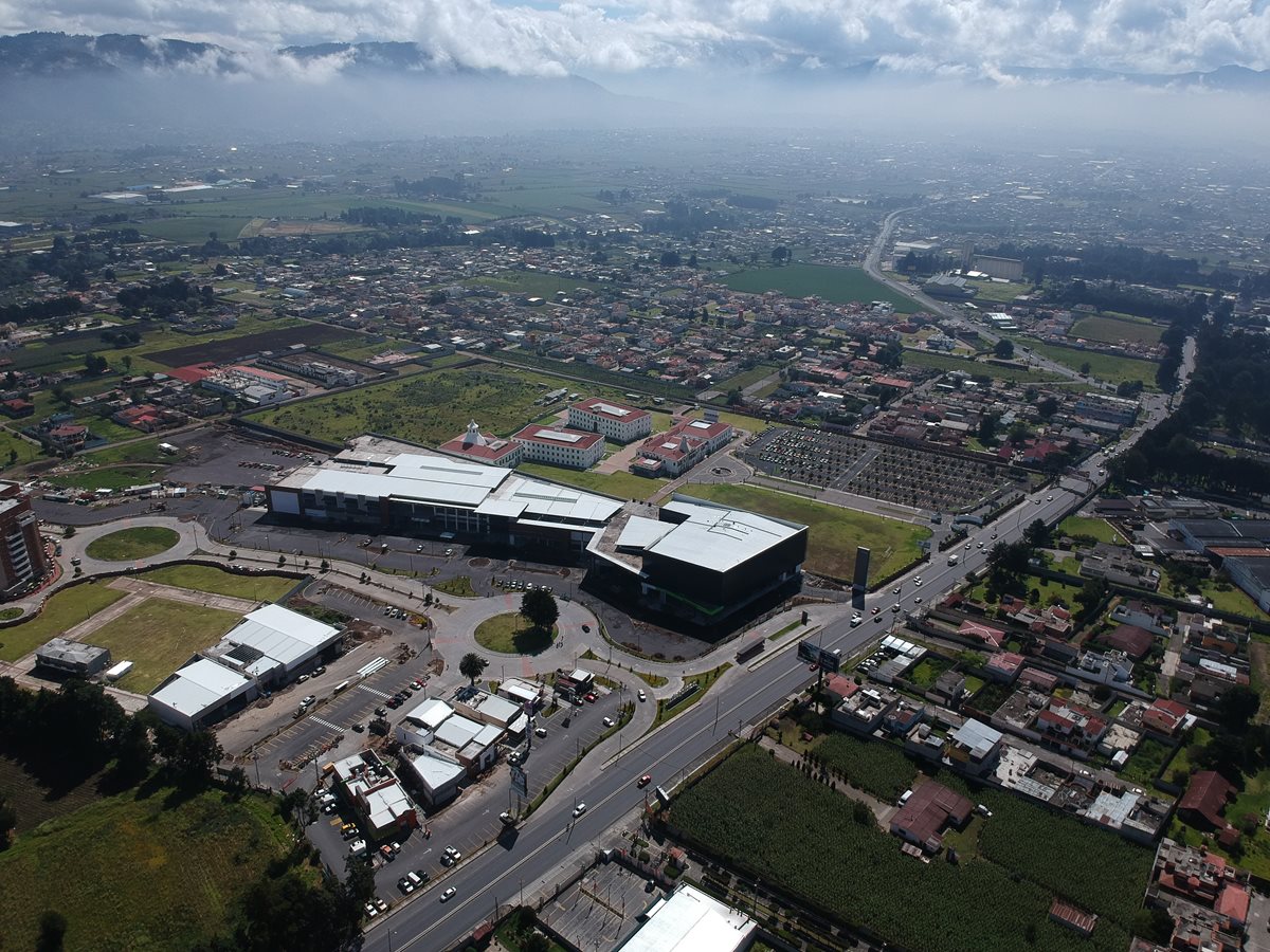 En la zona 3 de La Esperanza, Quetzaltenango, se edifica Interplaza Xela, el cuarto centro comercial del departamento. (Foto Prensa Libre: Mynor Toc) 
