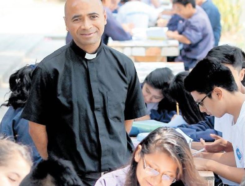 El padre Carlos Alberto Rojas es el encargado del Centro Vocacional San José, donde los jóvenes encuentran abrigo. (Foto Prensa Libre: Álvaro Interiano)