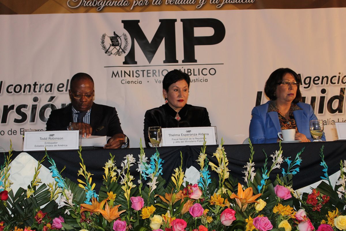 Thelma Aldana-centro-, junto a Tod Robinson y Mayra Veliz, secretaria general del MP.
