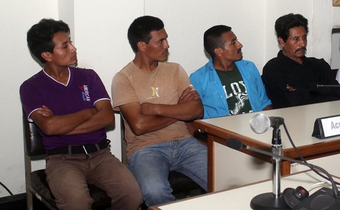 Los cuatro hombres condenados a 40 años de prisión, escuchan sentencia en tribunales de Jalapa. (Foto Prensa Libre: Hugo Oliva)
