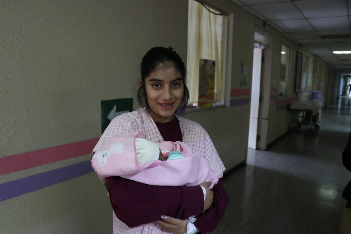 Damaris Reyes Monterroso abraza a su bebé, quien nació a las 7.10 horas del 1 de enero del 2018 en el HRO. (Foto Prensa Libre: María Longo)