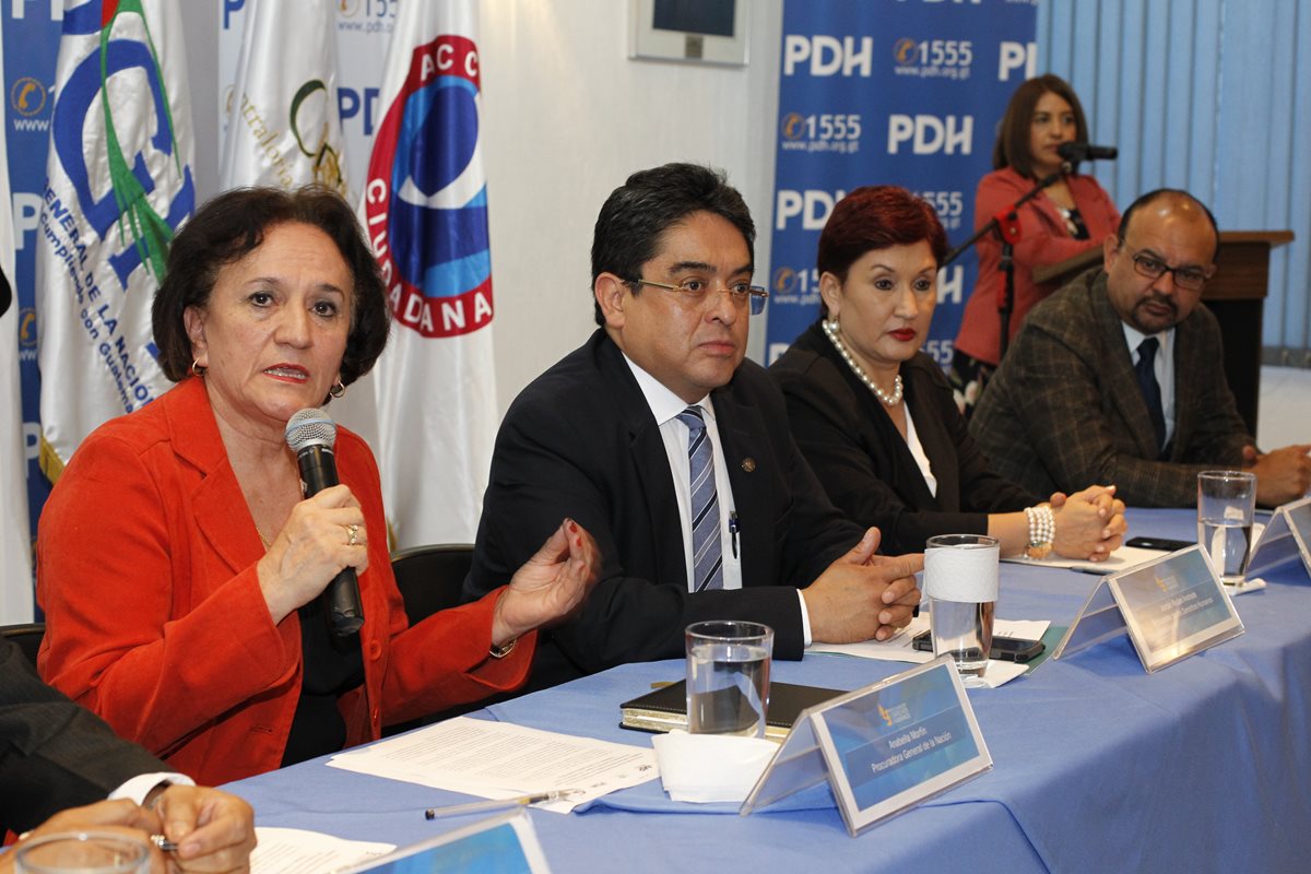 Annabella Morfin habla durante una conferencia conjunta con el PDH, Jordán Rodas; la fiscal general Thelma Aldana, y Manfredo Marroquín de Acción Ciudadana. (Foto Prensa Libre: Paulo Raquec)