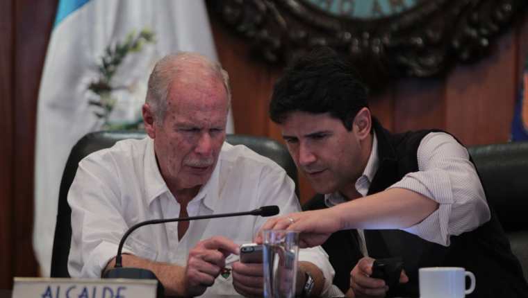 Álvaro Arzú (izquierda) conversa con Ricardo Quiñónez durante una reciente reunión del Concejo Municipal. (Foto Prensa Libre: Paulo Raquec)