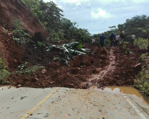 Uno de los derrumbes en la ruta entre Telemán, Panzós, y Senahú. (Fotos Prensa Libre: Eduardo Sam).