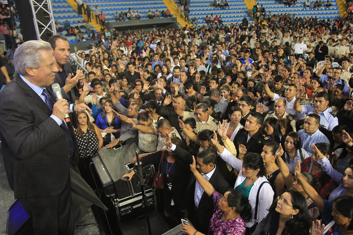 El conferencista John Maxwell cautivó a cientos de guatemaltecos en una charla que ofreció en el Domo polideportivo de la zona 13. (Foto Prensa Libre: Esbin García)
