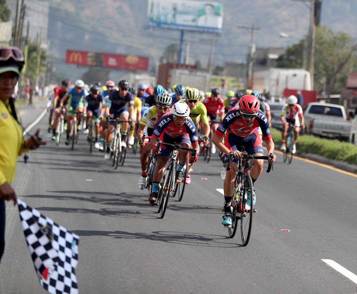 El pelotón recorre hoy las principales carreteras de la Costa Sur del país, hasta llegar a Suchitepéquez. (Foto Prensa Libre: Carlos Vicente)
