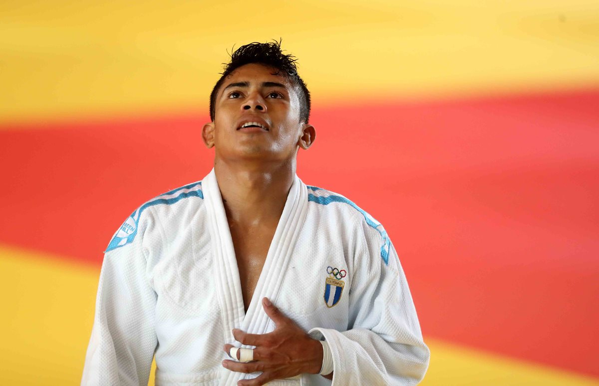 Julio Molina mira hacía el cielo en señal de agradecimiento después de ganar la medalla de oro en Barranquilla 2018. (Foto Prensa Libre: Carlos Vicente)