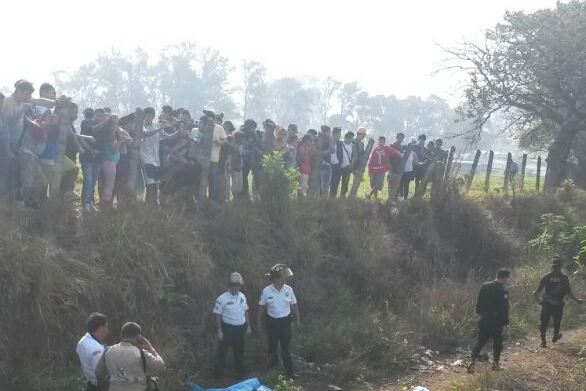 Agentes de la PNC resguardan escena del crimen, en Palín, Escuintla, mientras peritos del MP llegan al lugar para recabar evidencias. (Foto Prensa Libre: Carlos E. Paredes)