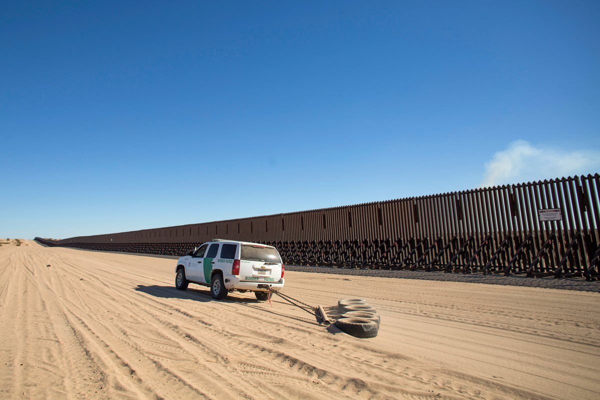 Un vehículo de la Patrulla Fronteriza prepara el suelo para rastrear cualquier huella cerca de Calexico, California. Trump quiere edificar un muro en la frontera con México. (Foto Prensa Libre: AFP)