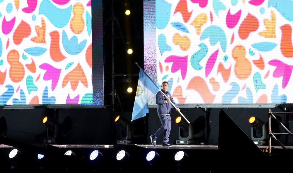 Pedropablo de la Roca fue el abanderado de la delegación guatemalteca en la ceremonia de Buenos Aires 2018. (Foto Prensa Libre: COG)