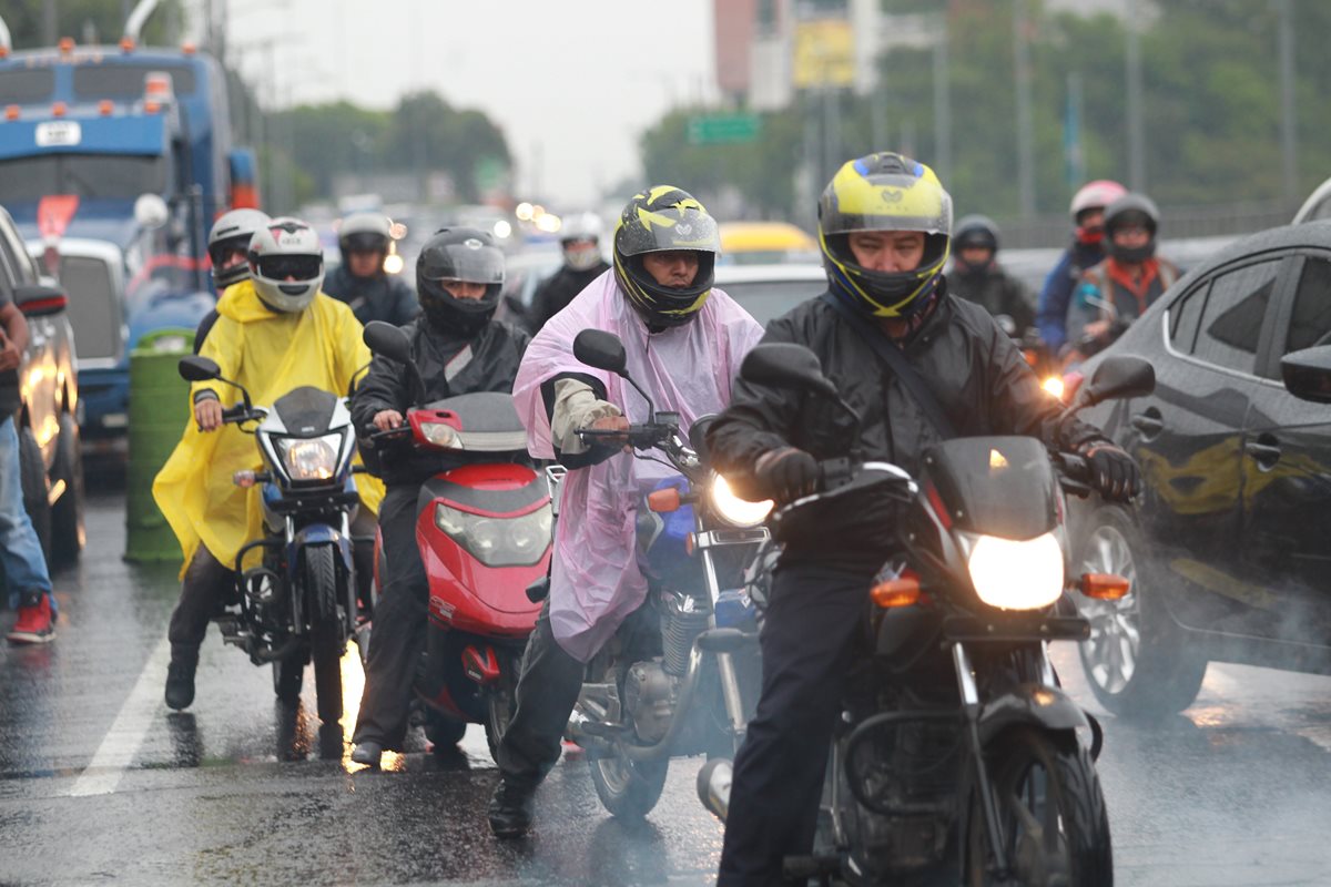 Motoristas suelen comprar artículos de poco precio pero que son más riesgosos. (Foto Prensa Libre: Érick Ávila)