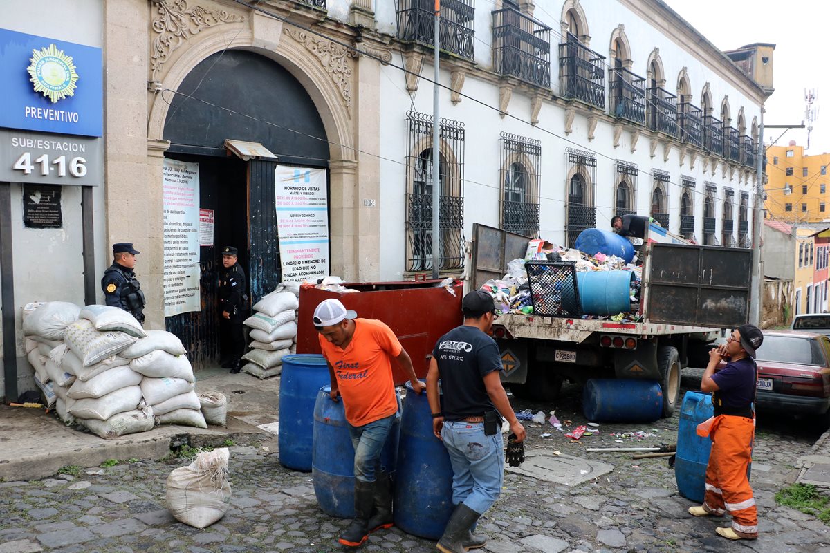 Trabajadores municipales retiran basura del preventivo para hombres de Quetzaltenango. (Foto Prensa Libre: Carlos Ventura)
