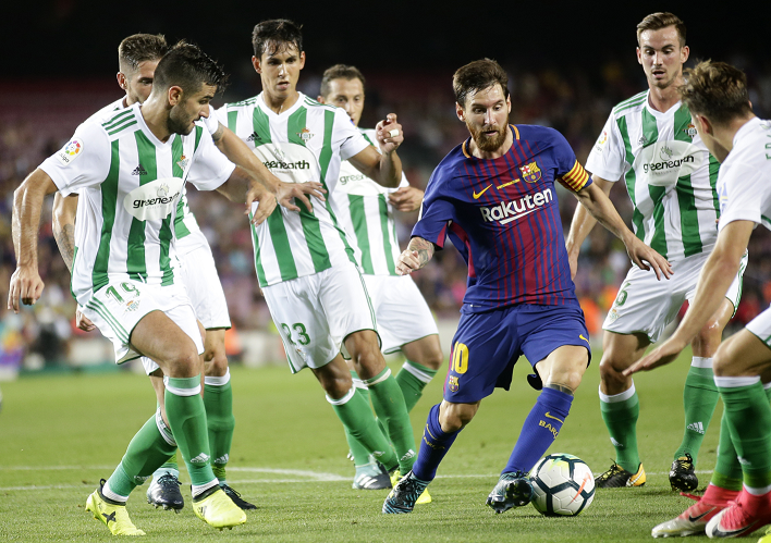 Dicen que Lionel Messi está solo, tanto así que todos los jugadores del Betis le cuidaron cada movimiento. (Foto Prensa Libre: AP)