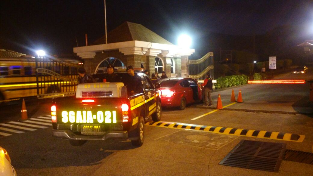 Agentes de la Policía Nacional Civil (PNC) rodean viviendas allanadas en Palín, Escuintla, y Amatitlán. (Foto Prensa Libre: MP)