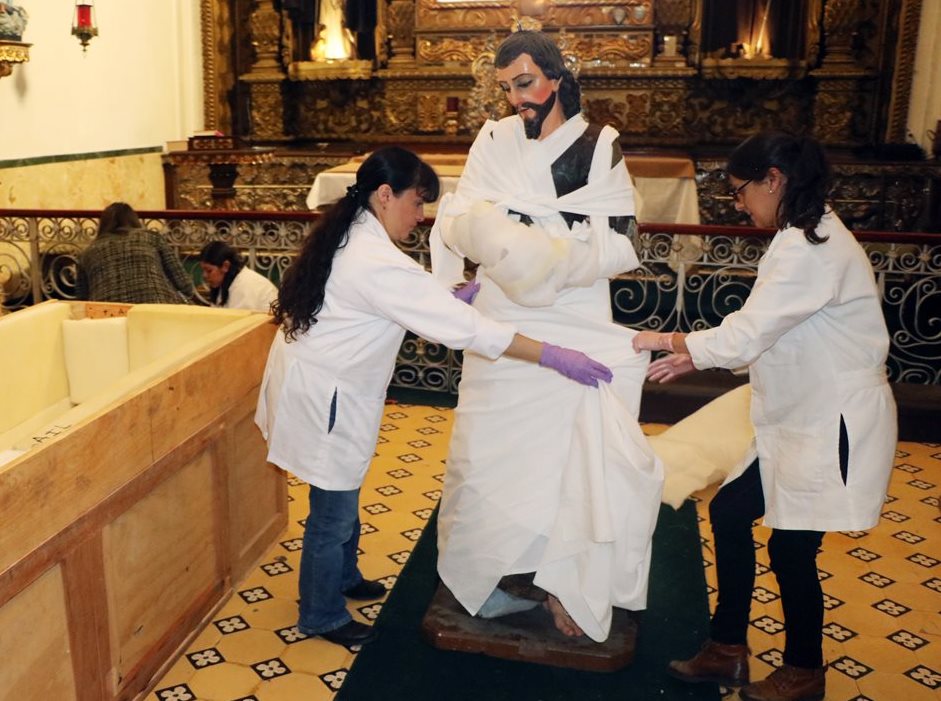 Con los cuidados necesarios, personal de Crea cubre la imagen de San José Patriarca para ser trasladada a la capital, donde será restaurada. (Foto Prensa Libre: Carlos Ventura)