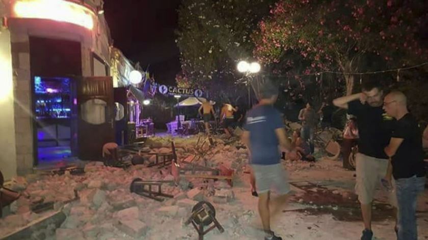 El sismo de 6.5 grados que sacudio Grecia, dejó serios daños en varios edificios y comercios. (Foto Prensa Libre: AP)