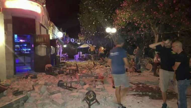 El sismo de 6.5 grados que sacudio Grecia, dejó serios daños en varios edificios y comercios. (Foto Prensa Libre: AP)
