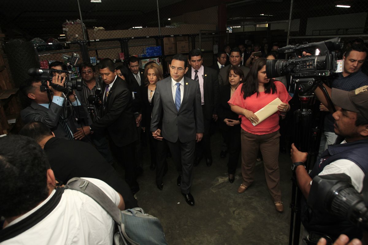 El Presidente Jimmy Morales cumple este sábado 48 años. En la foto, junto a su esposa Patricia de Morales, visitan la Secretar?a de Bienestar Social de la Presidencia. (Foto Prensa Libre: Hemeroteca PL)