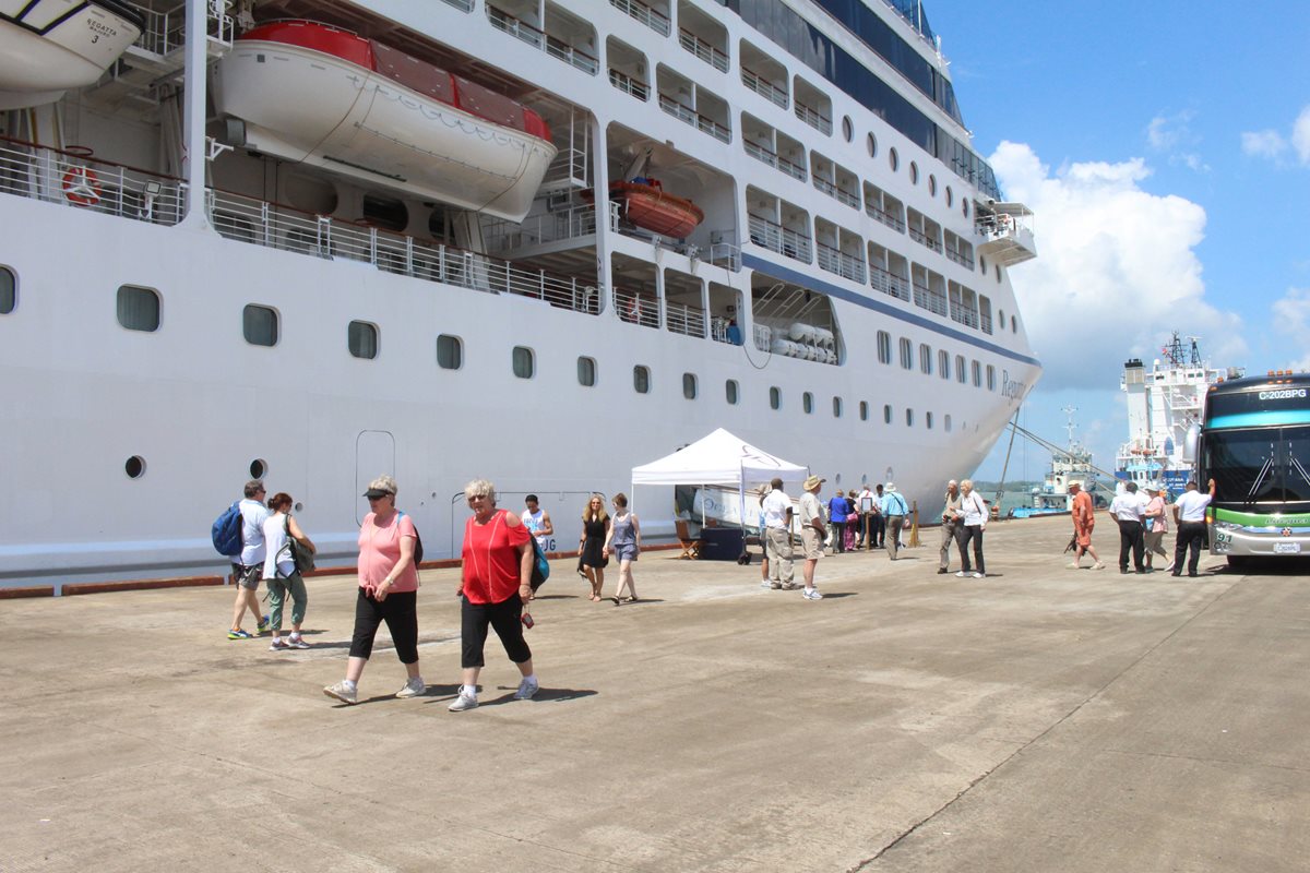 Turistas llegan en el crucero Regatta, el cual arribo este jueves en Izabal, y queda inaugurada la temporada de cruceros. (Foto Prensa Libre: Dony Stewart)