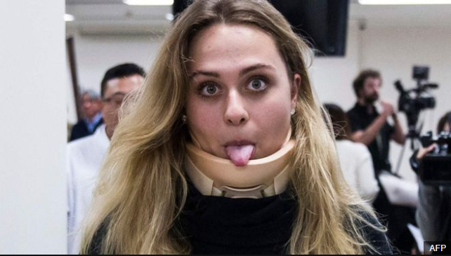 Sophia Flörsch mostró su sentido del humor tras ser dada de alta de la operación de más de 10 horas a las que fue sometida por una fractura en su columna vertebral. (Foto Prensa Libre: BBC News Mundo)