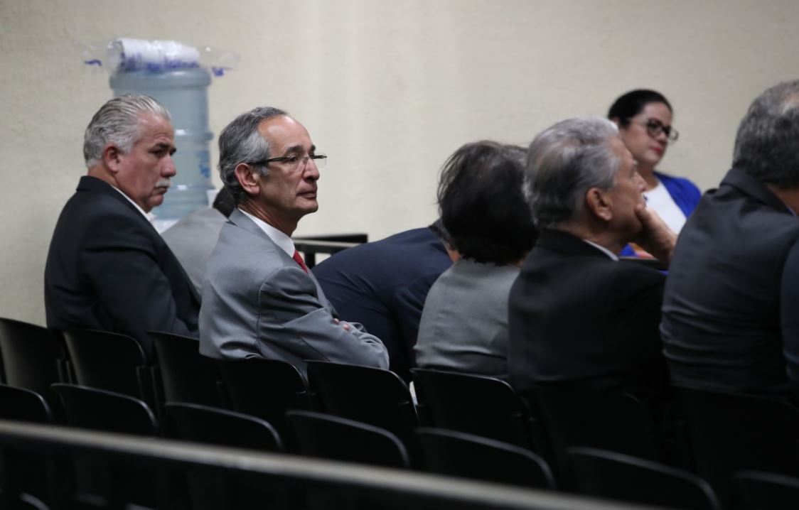 Salvador Gándara, Álvaro Colom y varios ex funcionarios del pasado gobierno de la UNE durante la audiencia de primera declaración en caso Transurbano. (Foto Prensa Libre: Paulo Raquec)