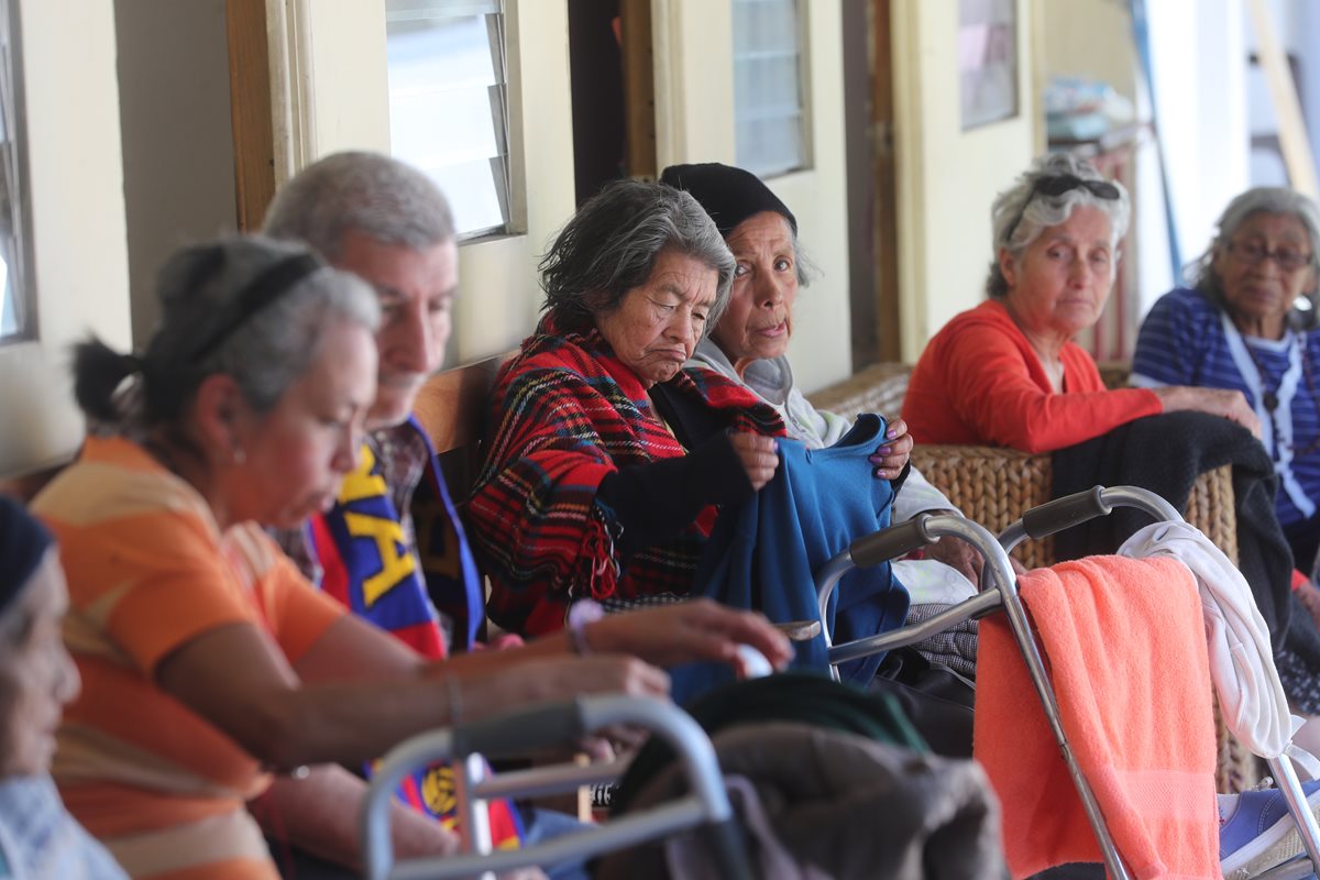 Ancianos del Asilo San José observan parte de la ropa que le fue donada por guatemaltecos. (Foto Prensa Libre: Érick Ávila).