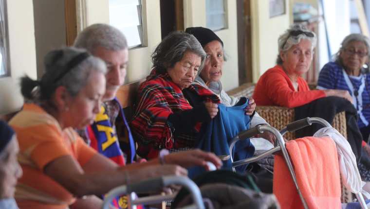 Ancianos del Asilo San José observan parte de la ropa que le fue donada por guatemaltecos. (Foto Prensa Libre: Érick Ávila).