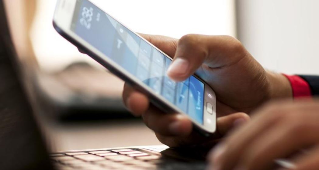 La SIT informó que realizarán un análisis y socialización con los prestadores del servicio para sumarse a la eliminación del cobro del roaming. (Foto Prensa Libre: Hemeroteca)