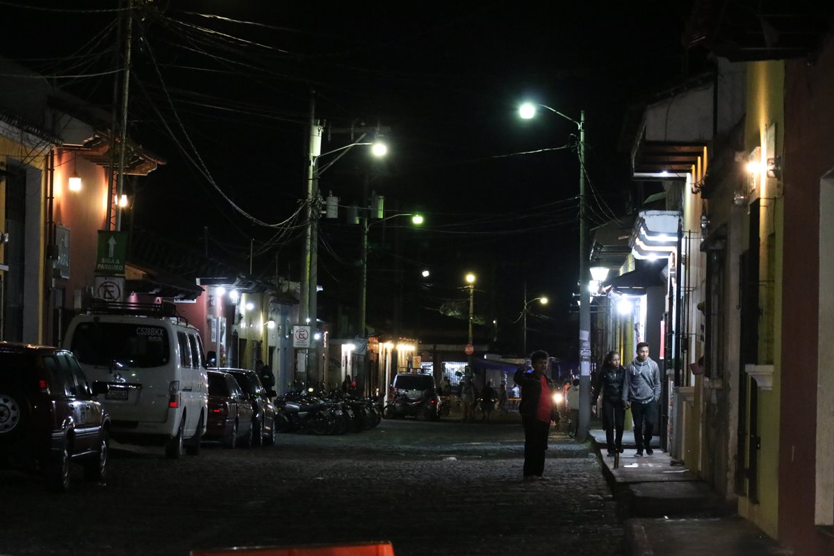 El objetivo es mejorar la iluminación en la ciudad colonial para seguridad de los vecinos y visitantes. (Foto Prensa Libre: Renato Melgar).