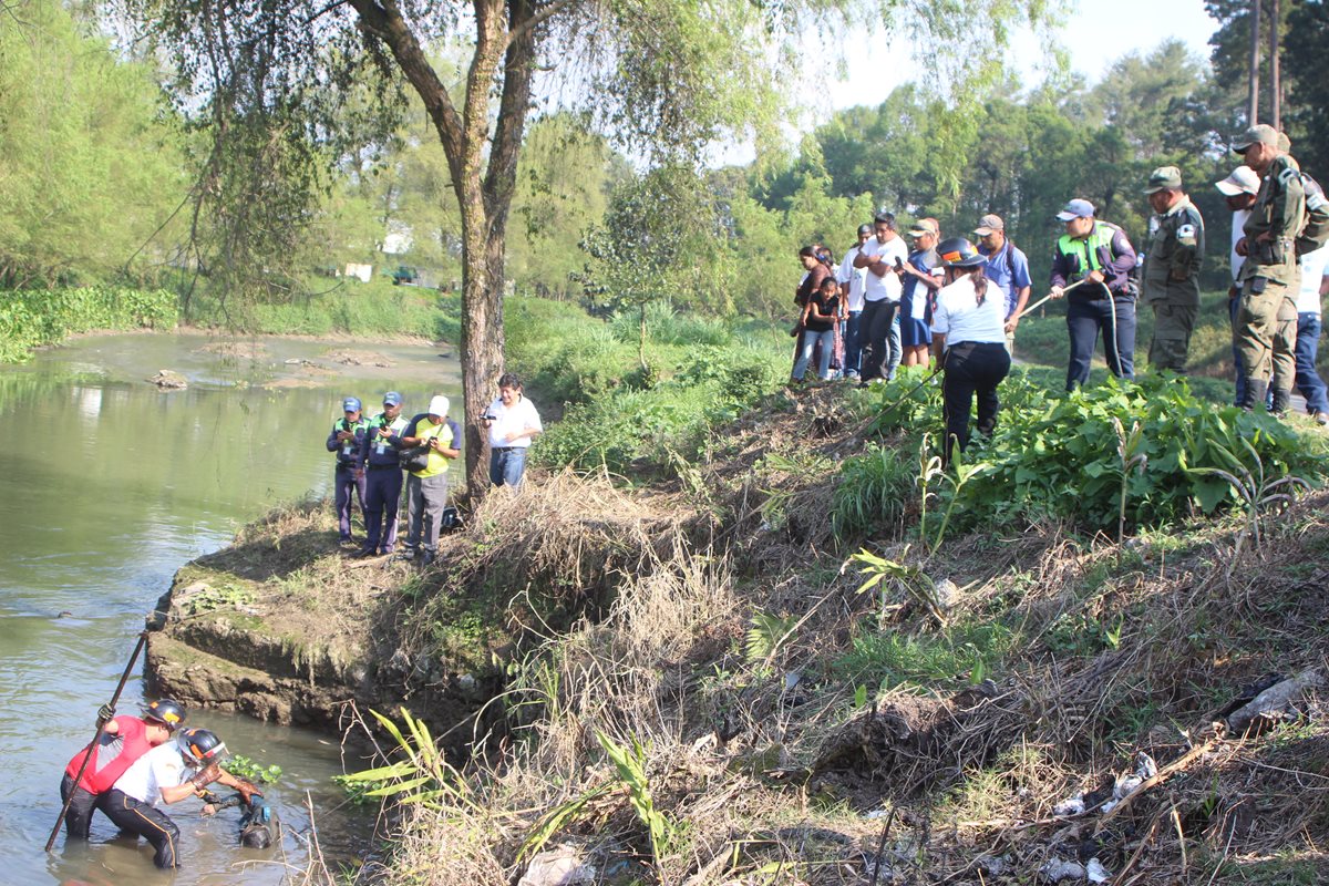 Socorristas rescatan el cuerpo sin vida de Jonathan Armando Chen Pacay, de 30 años, del río Cahabón, en Cobán, Alta Verapaz.