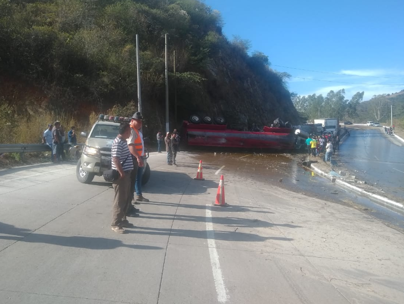 Lugar donde se derrama el aceite de soya en el kilómetro 45.5 de la ruta al Atlántico. (Foto Prensa Libre: Cortesía Provial).