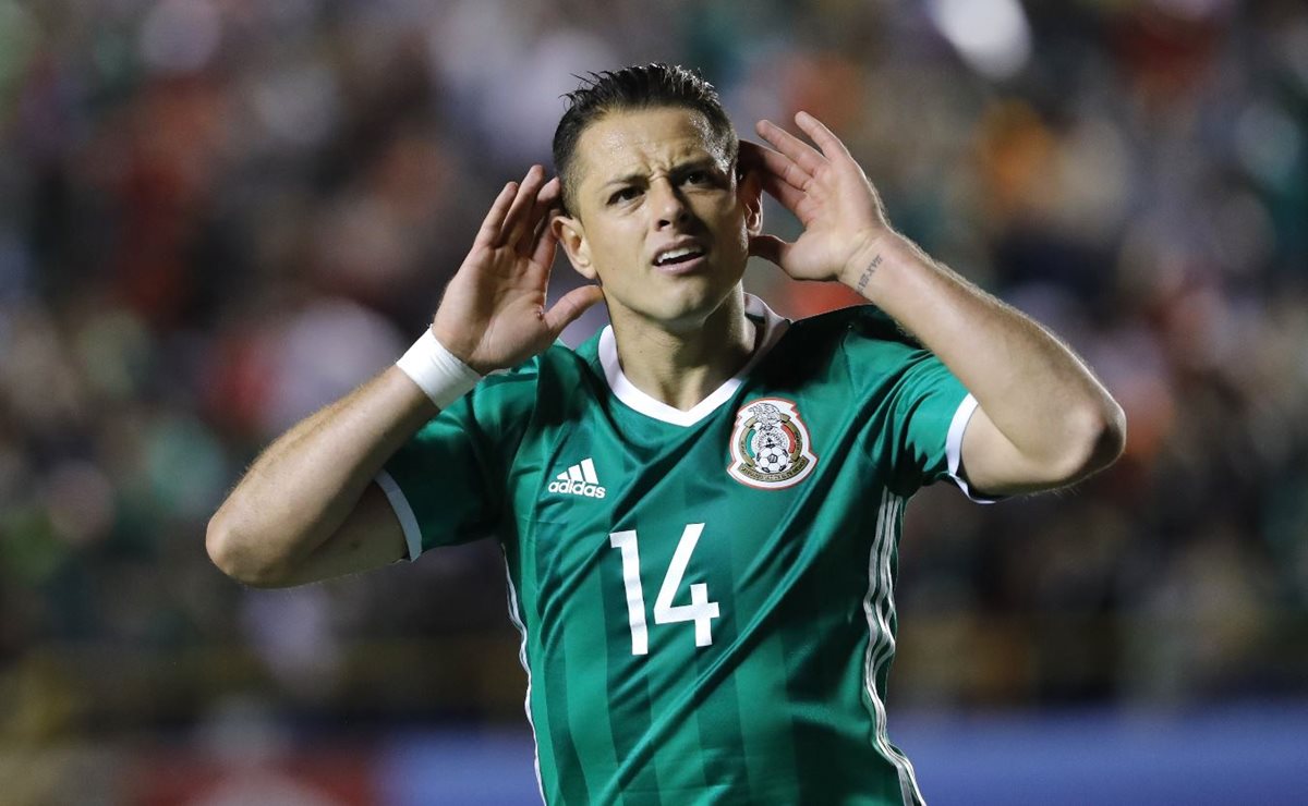 Javier Hernández celebra el segundo gol de México en el triunfo 3-1 contra Trinidad. (Foto Prensa Libre: EFE)