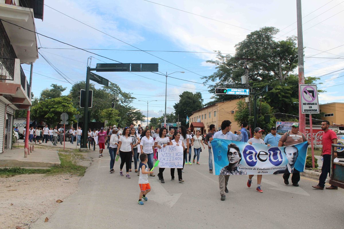 Decenas de universitarios marchan por las calles de Santa Elena, Flores, Petén, para exigir justicia ante los hechos de violencia ocurridos en el departamento. (Foto Prensa Libre: Manuel Romero)