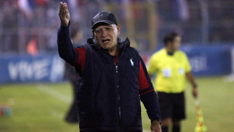 El técnico guatemalteco Wálter Claverí espera sellar su pase a semifinales en Antigua. (Foto Prensa Libre: Carlos Ventura)
