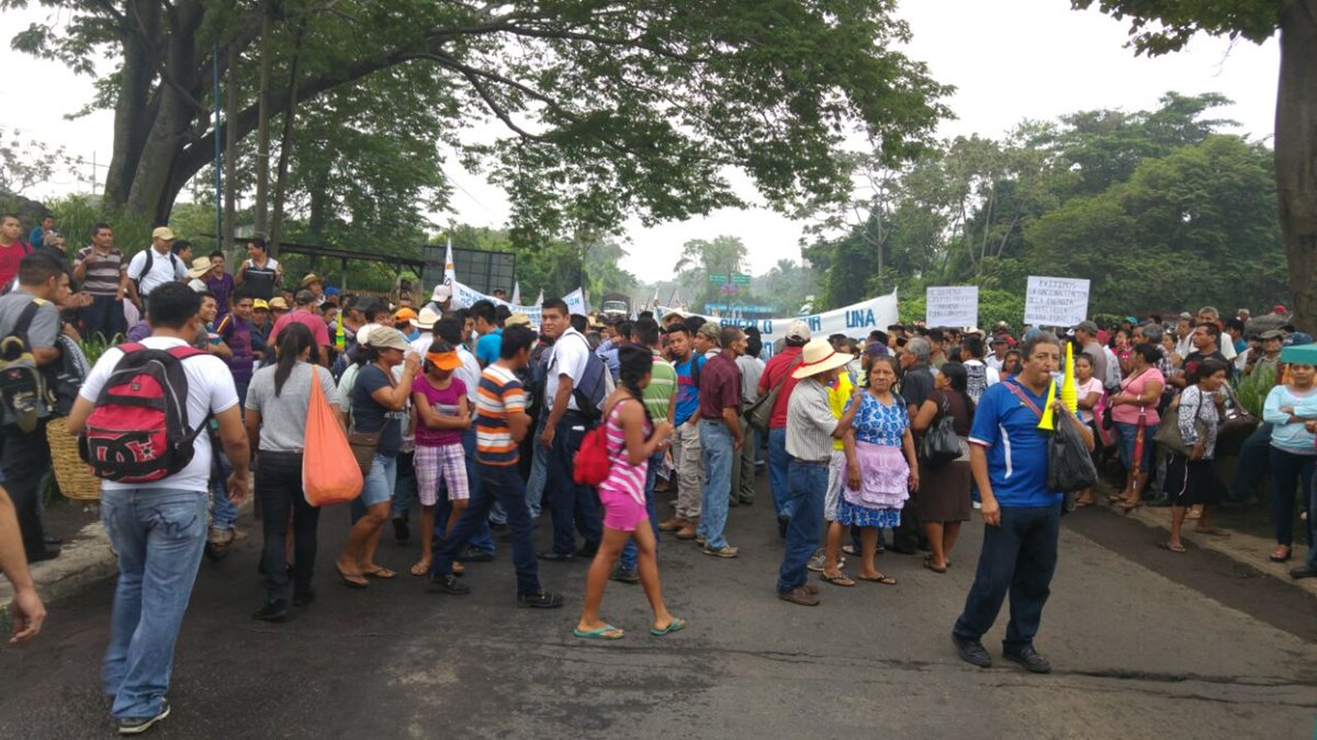 Campesinos bloquean el km 178 de la ruta a suroccidente, Santa Cruz Muluá, Retalhuleu. (Foto Prensa Libre: Rolando Miranda)