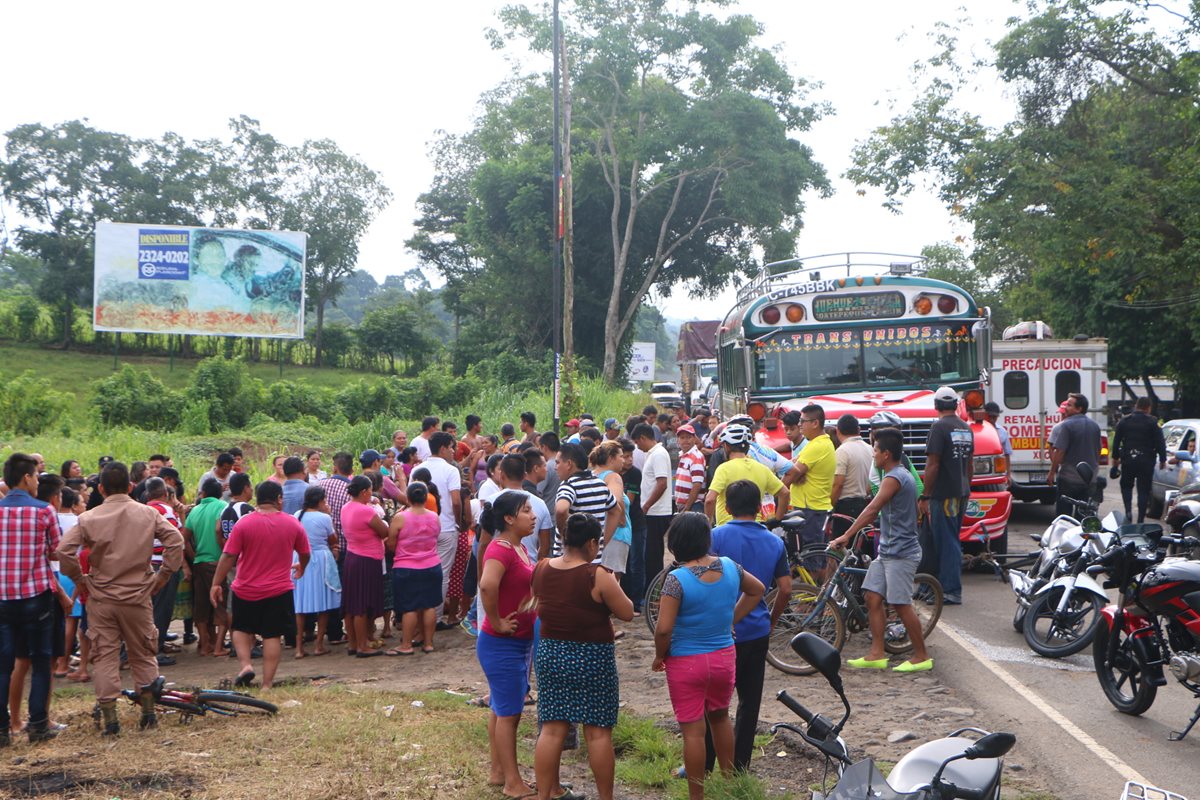 Vecinos llegan a identificar el cadáver del piloto que quedó en el interior del bus. (Foto Prensa Libre: Rolando Miranda)