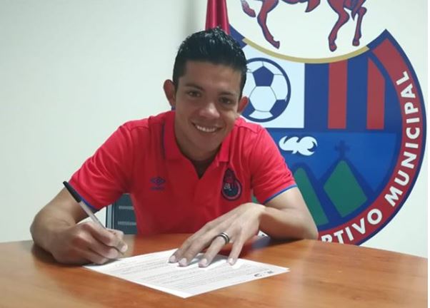 Héctor Moreira firmó este jueves el contrato que lo vincula a Municipal. (Foto Rojos).