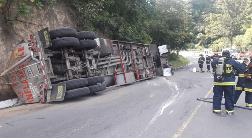 Bomberos permanecen como medida de prevención en el accidente en el km 64 de la RN14. (Foto Prensa Libre: Cortesía).