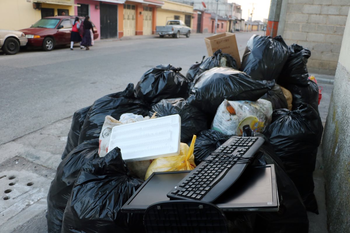 Desechos electrónicos se depositan junto a la basura común, lo que podría causar daños al ambiente. (Foto Prensa Libre: Carlos Ventura)