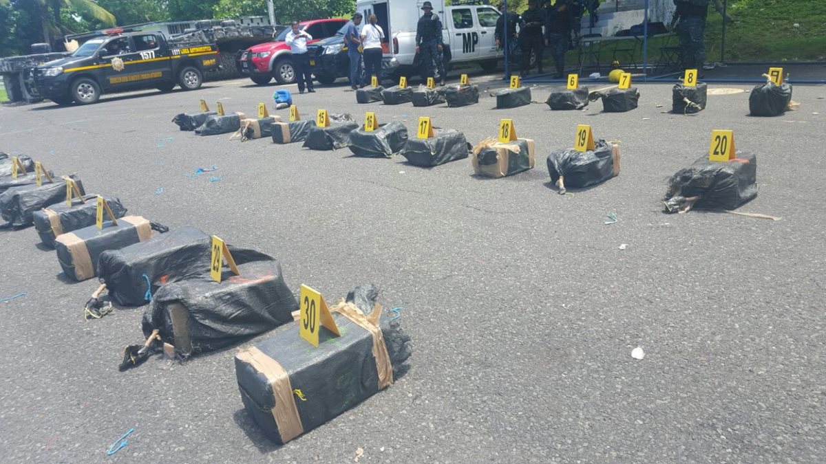 Supuesta droga es contabilizada por agentes antinarcóticos de la PNC, en Escuintla. (Foto Prensa Libre: PNC)