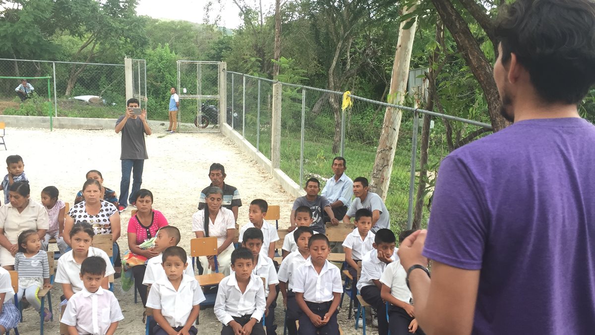 Dos maestros lograron que varios niños de Jalapa aprendieran a leer y escribir. (Foto Prensa Libre: Hugo Oliva)
