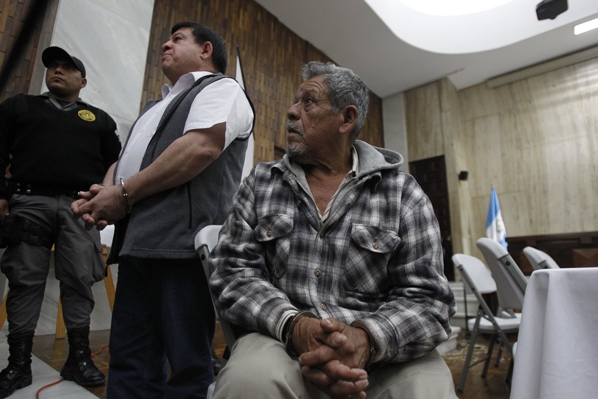 Teniente Esteelmer Reyes y el excomisionado militar Heriberto Valdez Asij condenados 120 y 240 años.(Foto Prensa Libre: Paulo Raquec)